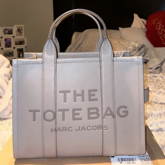 【関税込み】The Small Tote Bag - Marc Jacobs - Cement - Lea The Small Tote Bag - Marc Jacobs - Cement - Leather